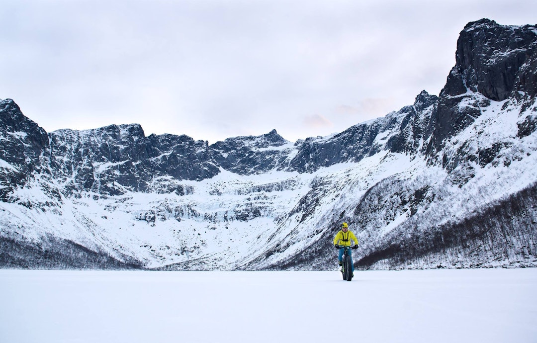Tromvika på Kvaløya er en av favorittene for adventstida - passe lang for en tjukksykkeltur når dagene er korte. Foto: Pål Jacobsen Tromvika Kvaløya tour Pål Jacobsen 1400x933