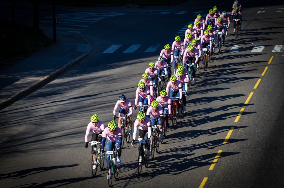 ROSA UTEN BLOGG: Bruspulverguttene fra Holmenkollen CK stilte selvsagt til start.