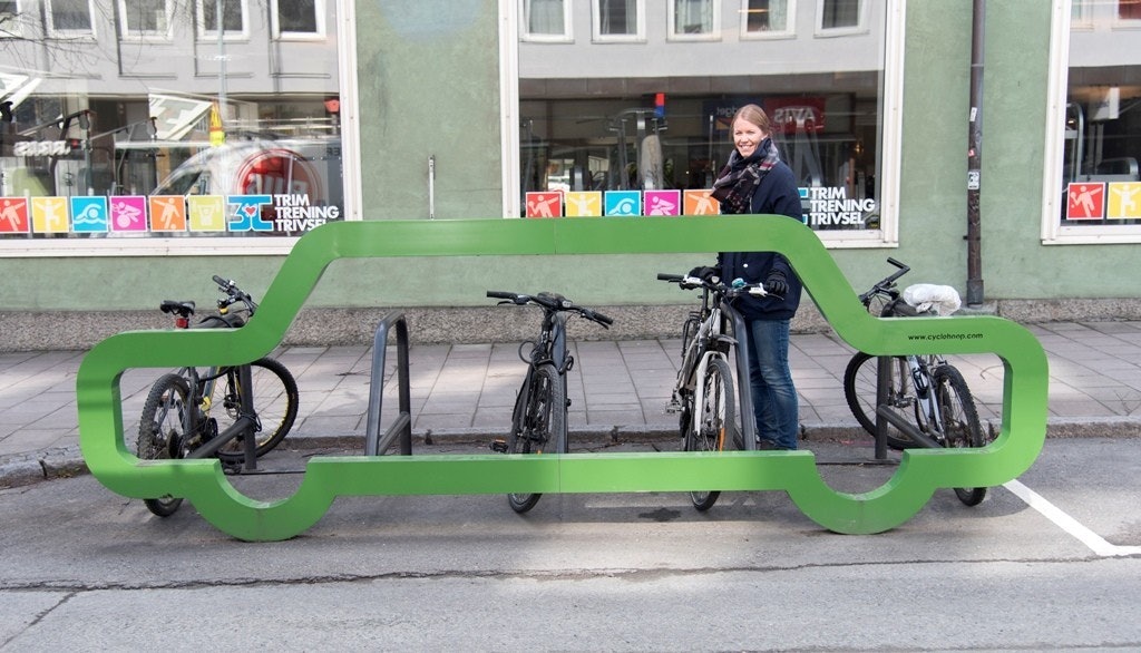 1-10-SKALAEN: Fjerner du en bil har du plass til ti sykler, om du velger dette stativet. Setter du syklene på skrå får du plass til 14. Foto: Trondheim 20130.