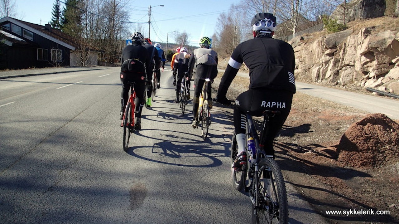 INGEN KRISE: Syklister på to rekker utgjør et marginalt tidstap. Les hvorfor her. Foto: Erik Nordlie.