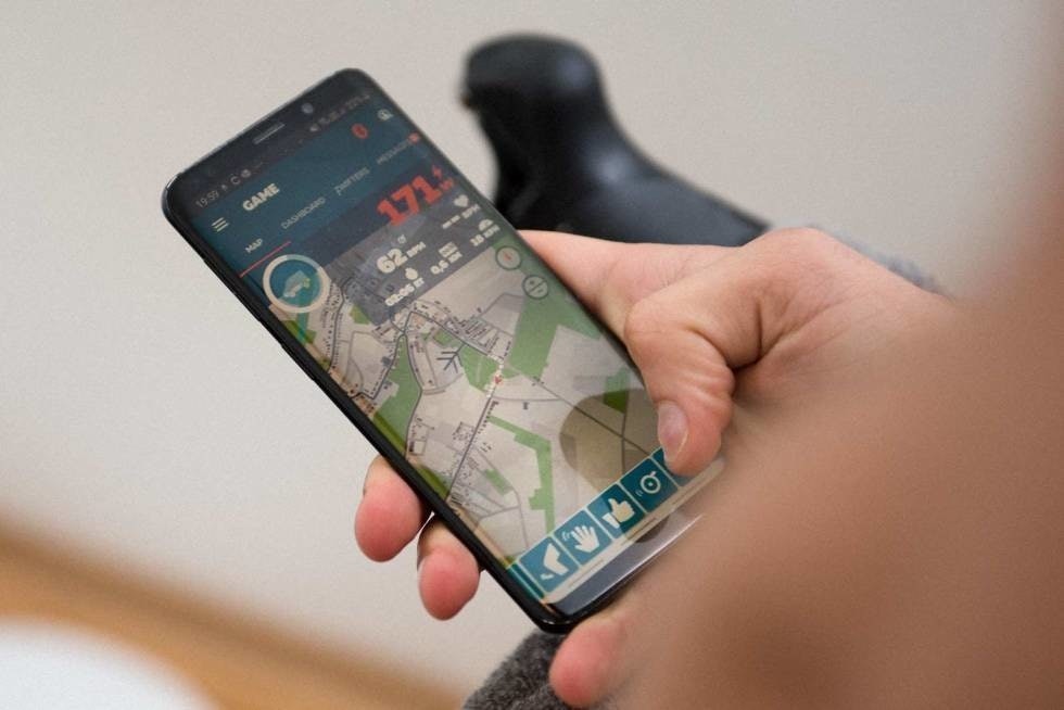 GREI Å HA: Med Zwift Companion kan du vinke, flikke med albuen eller chatte med de andre deltagerne. telefon-zwift-crop980