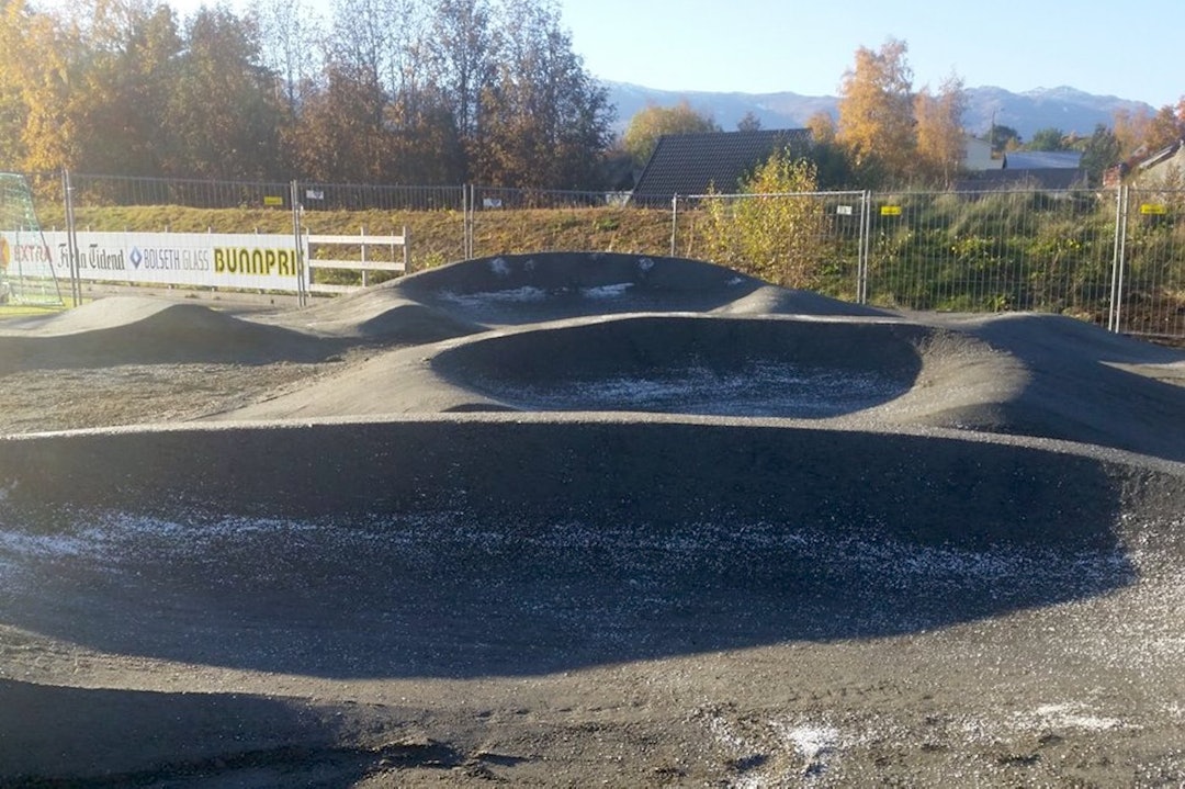 Pumptracken i Sandane ble bedre enn forventet, selv i designerens øyne. Foto: Sandane SK Pumptrack - Foto Sandane SK 1400x933