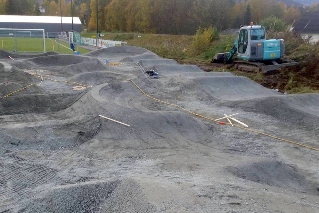 Da Sandane SK fikk inn gravemaskin og tilkjørt masse gikk selve byggingen relativt raskt. Foto: Sandane SK Pumptrack - Sandane SK 1400x933