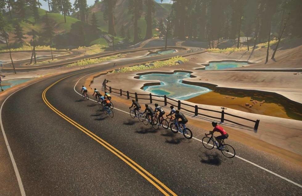 PÅ HJUL: Også på Zwift er det en klar fordel å ligge på hjul. zwift, konkurrere, ritt