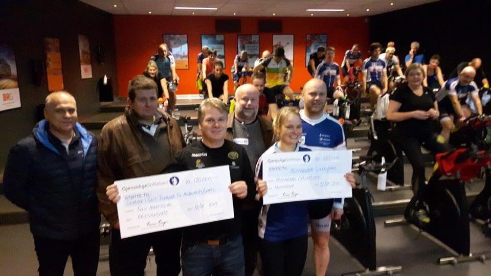 Stor stas under sjekkutdelingen på intervalløkta til Kristiansand CK på mandag kveld. Kristiansand Sykkelpark fikk 625.000 kroner og Tveit IL fikk 120.000 kroner. Foto: Kristiansand Sykkelpark HIlde Strædet - Gjensidigegave 2016 - Kristiansand sykkelpark