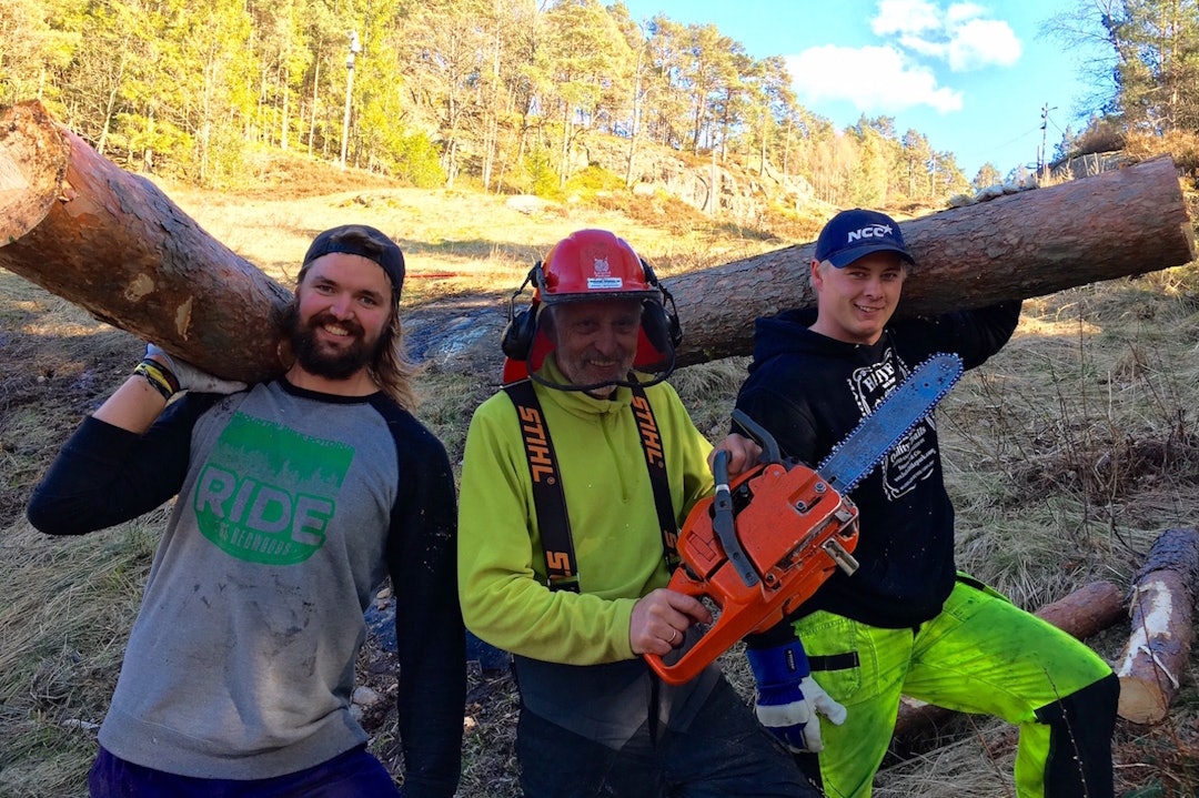 Det har allerede blitt lagt ned et betydelig antall dugnadstimer i Tveitbakken. Her ved Alexander Horton Taylor, Ole Per Strædet og Sven Arne Markeng. Foto: Hilde Sangesland Strædet Alexander Horton Taylor - Ole Per Strædet - Sven Arne Markeng - Dugnad Kristiansand Sykkelpark April 21-16 Privat 1400x933