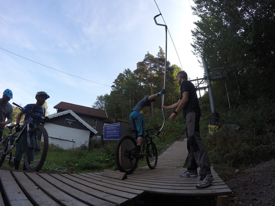 Tveit IL fikk 120.000 kroner fra Gjensidigestiftelsen til heistrekket i Tveitbakken. Foto: Morten S. Trædal Heistrase sesongavslutning 2016  - Morten S Trædal