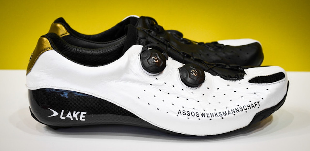 IKKE BILLIG: Lake og Assos har samarbeidet om disse lekre skoene. Prisen er foreløpig ukjent, men den blir garantert høy. IKKE BILLIG: Lake og Assos har samarbeidet om disse lekre skoene. Prisen er foreløpig ukjent, men den blir garantert høy.