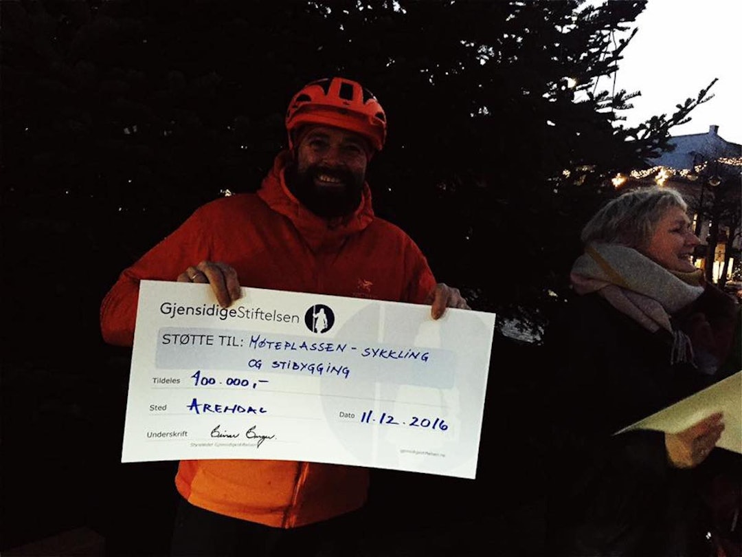 Jan Fasting mottok sjekken fra Gjensidigestiftelsen på vegne av Arendal Singletracks i helga. Foto: Jarle Jørgensen Arendal singletrack stibygging Gjensidige Stiftelsen Jan Fasting - Foto Jarle Jørgensen 1200x900