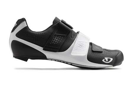 STILIG: Minner litt om en klassisk sko fra 70-tallet, og kommer i mange farger. STILIG: Minner litt om en klassisk sko fra 70-tallet, og kommer i mange farger.