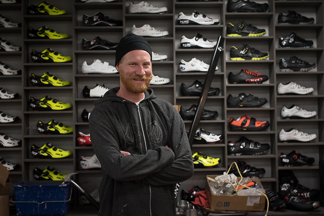 SLITEN: Jonas Strømberg og resten av gutta har den siste tiden blant annet bygget skovegg. Nye Sørensen Sykler åpner 13. mars.  SLITEN: Jonas Strømberg og resten av gutta har den siste tiden blant annet bygget skovegg. Nye Sørensen Sykler åpner 13. mars.