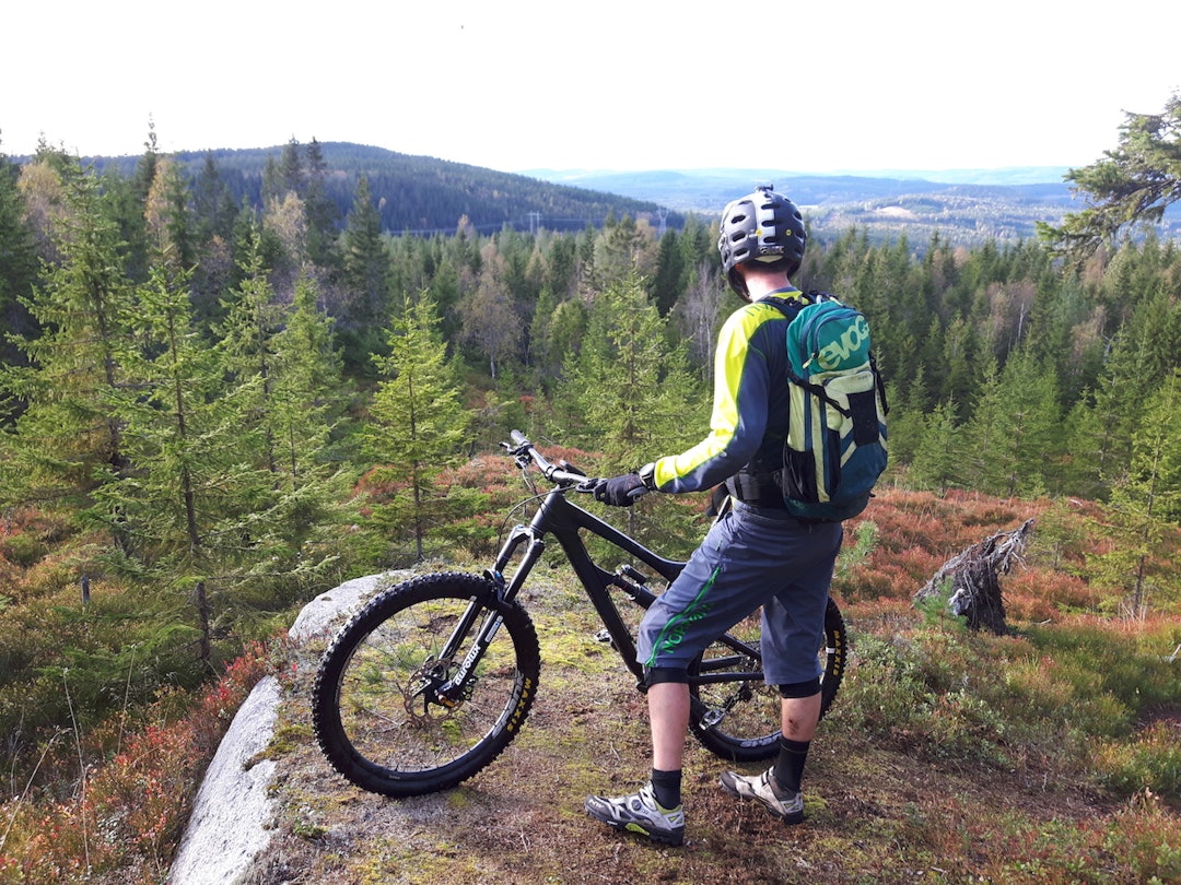 Jostein Semb gleder seg til å vise både eliten og folk flest indrefileten av stisytemet i Hakadal. Foto: Stian Eilifsen Hakadal Enduro Jostein Semb Foto Stian Eilifsen 1400x1050