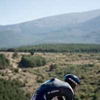 UTSIKT: Sergio Luis Henao tar seg ikke tid til å nyte utsikten på runden rundt Tarazona.