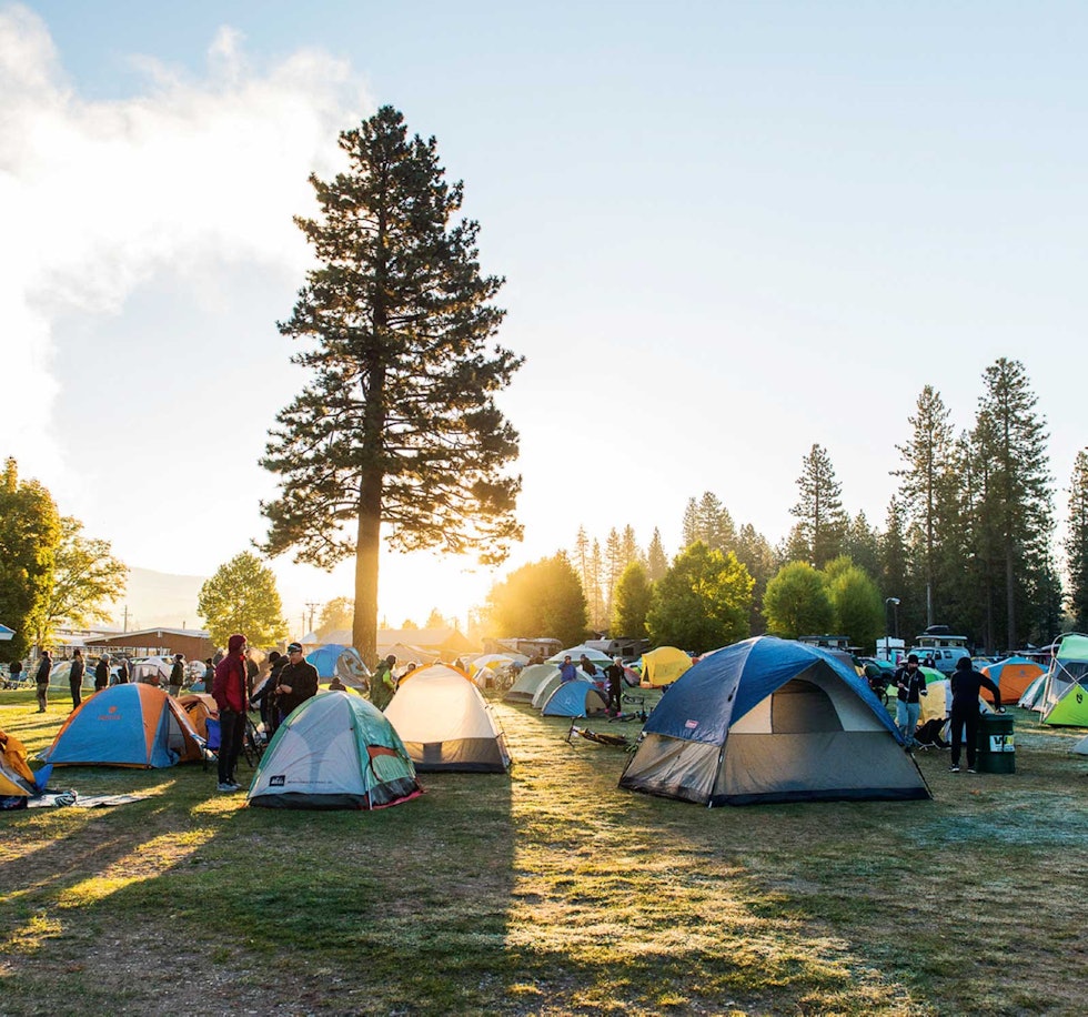 LEIRPLASS: Det finnes sikkert et dårlig motell i nærheten, men nesten alle deltagerne og arrangørene sover i telt.