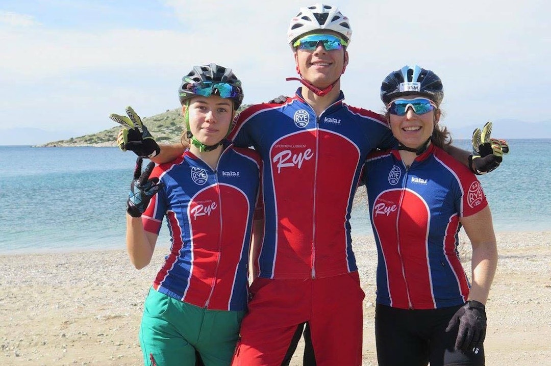 Torjus Bern Hansen sammen med lagkameratene Marit Sveen (til venstre) og Elisabeth Sveum i SK Rye Elite under sesongoppkjøringen mot 2016. Foto: SK Rye Marit Sveen - Torjus Bern Hansen - Elisabeth Sveum - Hellas Feb 2016 - SK Rye 1400x924