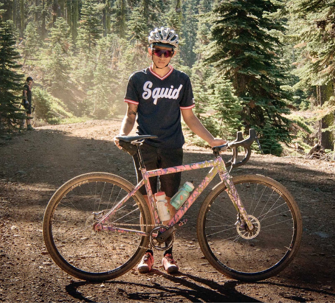 ULTRAHIPSTERE: På Grinduro går et tolv av dem på dusinet. Chris Namba, lakkerer i Squid Bikes, sykler utelukkende singelspeed og egensveiset aluminiumsramme. Han kjørte fra oss begge opp rittets hardeste og bratteste klatring. ULTRAHIPSTERE: På Grinduro går et tolv av dem på dusinet. Chris Namba, lakkerer i Squid Bikes, sykler utelukkende singelspeed og egensveiset aluminiumsramme. Han kjørte fra oss begge opp rittets hardeste og bratteste klatring.