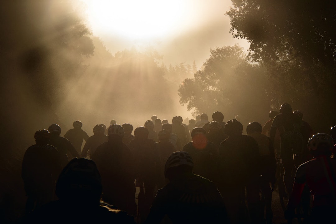 VÆRSKIFTE: Det er dritkaldt om morgenen, men når solen bryter blir det fort stekvarmt. Å sitte midt i støvskyen fra feltet er magisk. VÆRSKIFTE: Det er dritkaldt om morgenen, men når solen bryter blir det fort stekvarmt. Å sitte midt i støvskyen fra feltet er magisk.