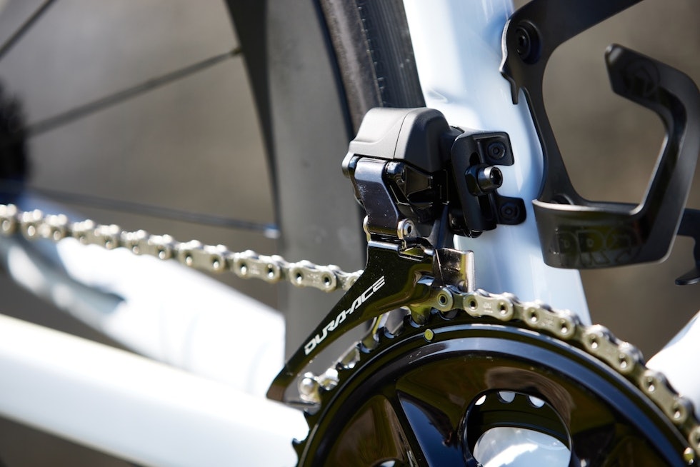 SLANKERE OG LETTERE. Frontgiret er blitt nettere og lettere enn tidligere - for økt dekklaring og lavere vekt. Foto: Irmo Keizer/Shimano Shimano Dura Ace 2022
