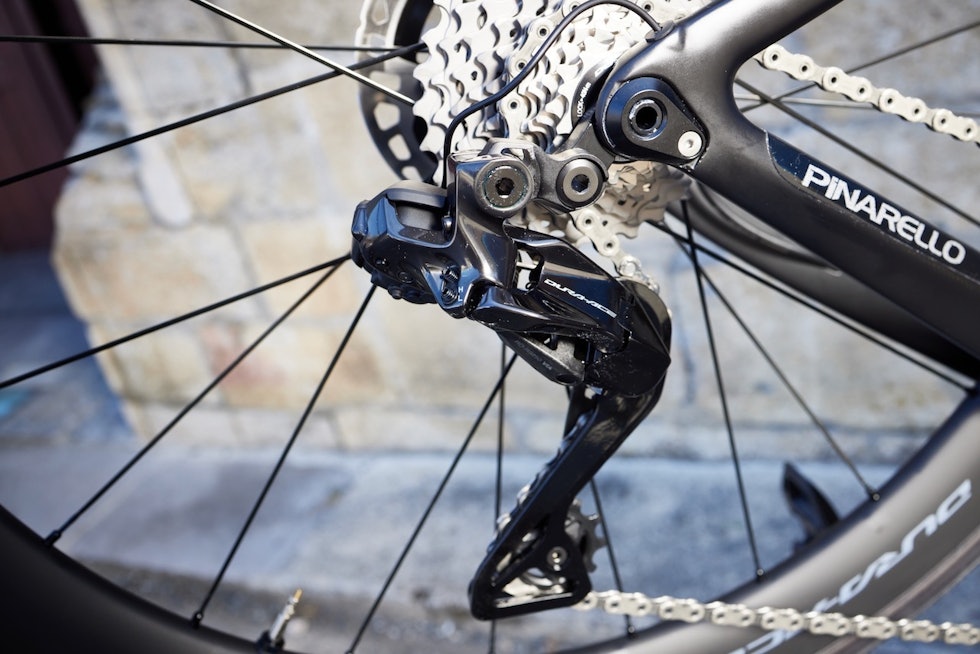DELVIS TRÅDLØS: Girene er koblet sammen med hverandre og et batteri med ledning gjennom kjedestaget. Foto: Irmo Keizer/Shimano Shimano Dura Ace 2022