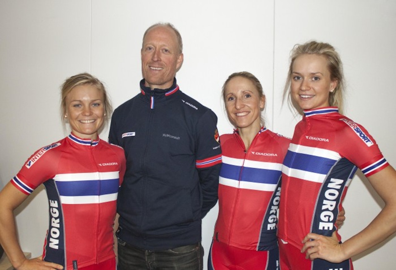 NYE KLUTER: Fra venstre: Emilie Moberg, ny landlagstrener Carl Erik Pedersen, Cecilie Gotaas Jonsen og Miriam Bjørnsrud. Foto: NCF. NYE KLUTER: Fra venstre: Emilie Moberg, ny landlagstrener Carl Erik Pedersen, Cecilie Gotaas Jonsen og Miriam Bjørnsrud. Foto: NCF.