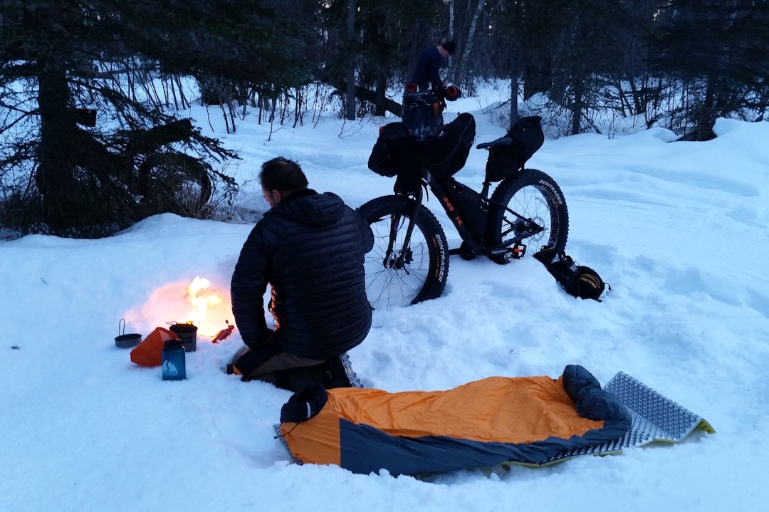 Viktig å ha kontroll på campingkunnskapen rundt det å lage seg varm mat i kalde klimaer. Foto: Kathi Merchant/Iditarod Trail Invitational Firebuilding skills ITI camp Kathi Merchant 1400x933
