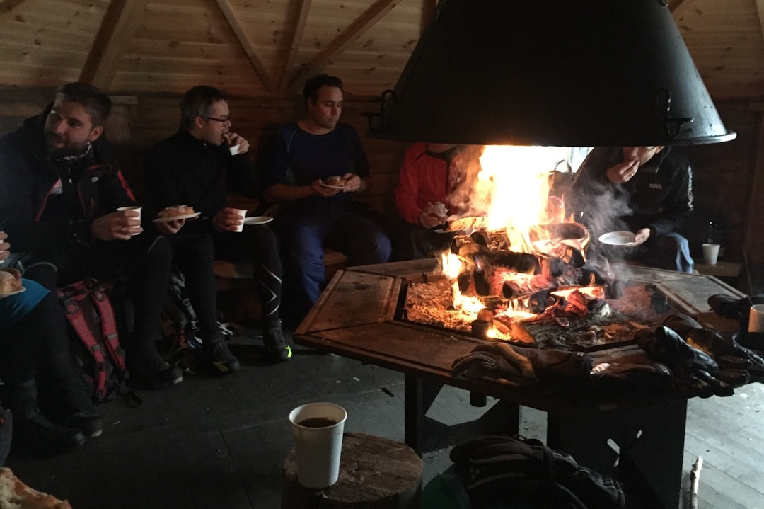 Kanelboller, kaffe og gløgg foran peisen i bålhytta gjorde sitt for kosen. Foto: Trond Dyrnes Kanelboller - Trond Dyrnes 1400x933