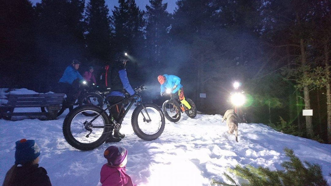 Etter mørkets frambrudd var det bare å ta fram lykter og fortsette moroa. Foto: Ove Grøndal Global Fatbike Day - Nesbyen - Ove Grøndal 3