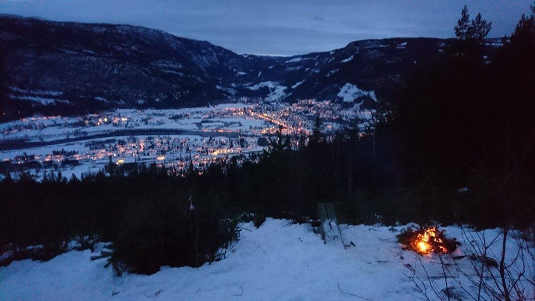 Bål å varme seg på gjorde susen. Utsikten var også upåklagelig. Foto: Ove Grøndal Global Fatbike Day - Nesbyen - Ove Grøndal