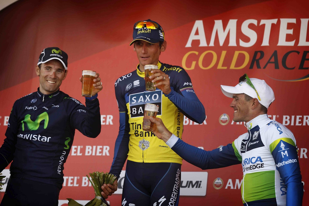 SMAKER HYSE: Podiet i Amstel Gold Race tar seg en Amstel. Verken de eller du har lyst, det handler om et sponsorat. Foto: Cor Vos.  SMAKER HYSE: Podiet i Amstel Gold Race tar seg en Amstel. Verken de eller du har lyst, det handler om et sponsorat. Foto: Cor Vos.