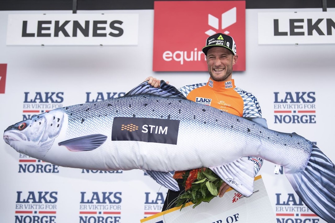INGEN GLADLAKS I 2020: Steven Cummings poserer i laksetrøya, men i år stikker ingen av med premien på 500 kg laks. Foto: Cor Vos. laksetrøya i arctic race of norway