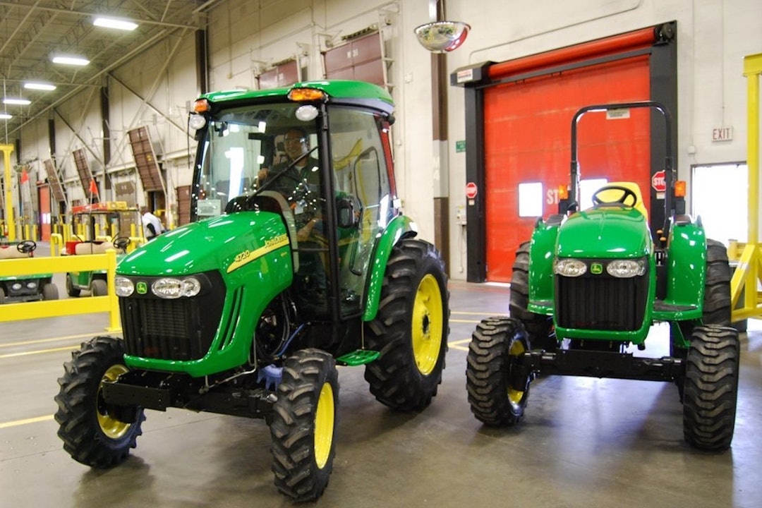 TRAKTORSELGER: Tom-Jelte Slagter skal selge de velkjente grønne og gule John Deere traktorene i Groningen. Foto: Charles & Hudson John Deere
