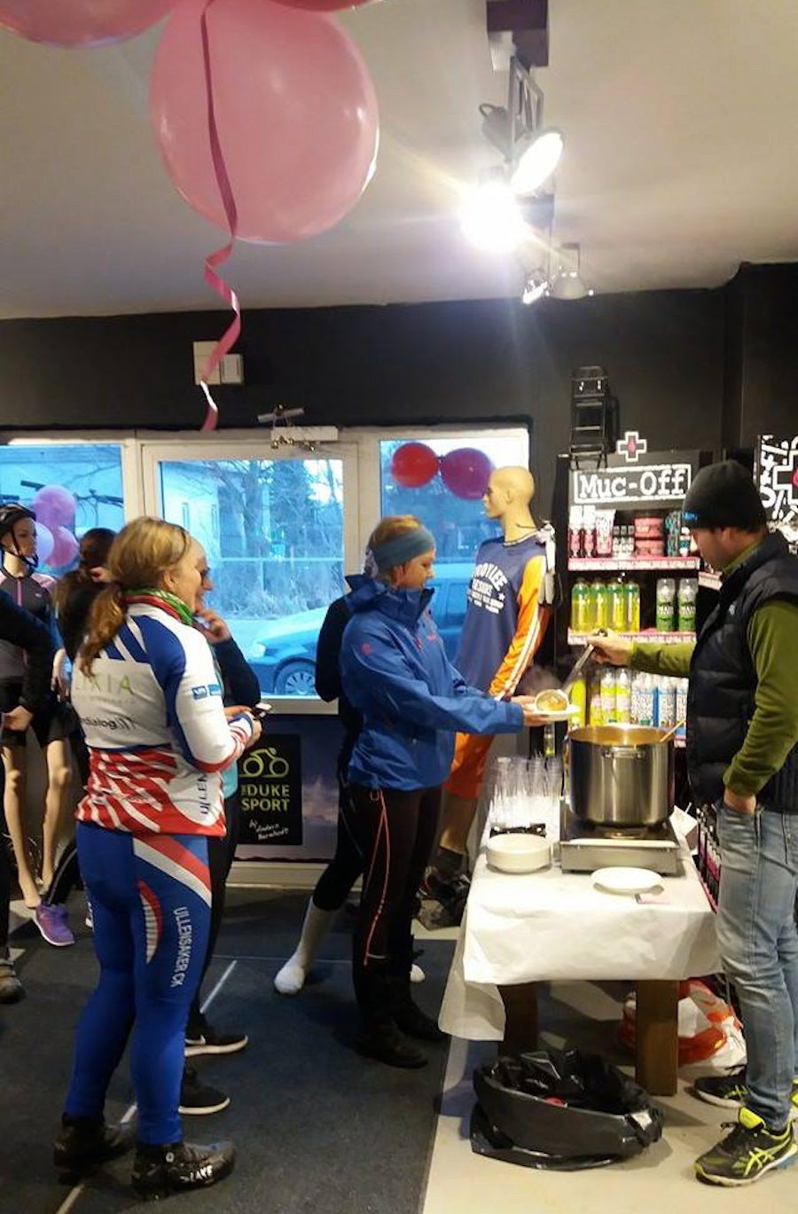 Hvem blir ikke i humør av rosa ballonger over hele butikken? Foto: Duke Sport Jentetur Råholt - Duke Sport 900x1300