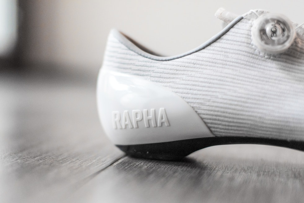 STIV HÆL: Rapha pleier å synes godt, men bortsett fra denne logoen er det ikke lett å se hvem som har laget skoene. rapha powerweave sko