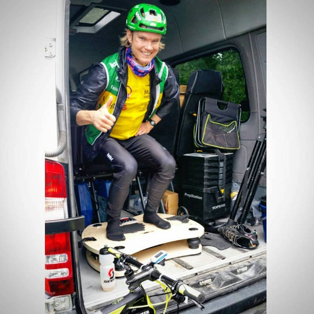Petter Fagerhaug lar ingenting være uprøvet. Her vibrerer han seg til optimal muskelspenning like før et ritt, som en del av et forskningsprosjekt i regi av Høgskolen i Lillehammer. Foto: Bent Rønnestad Petter Fagerhaug Vibrasjonsplattform - Foto Bent Rønnestad 1200x1200