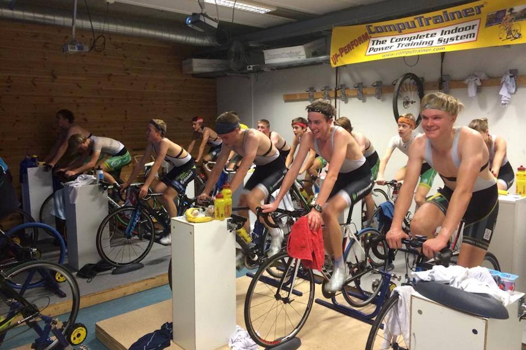 Petter Fagerhaug (foran til høyre) kjører mange av kvalitetsøktene på rulla både sommer og vinter. Da kan han kontrollere absolutt alle faktorer rundt intensitet, draglengde og watt uten påvirkning av ytre faktorer som vær, vind og terreng. Foto: NTG Spinning NTG Lillehammer 2015 - Foto Privat 1400x933