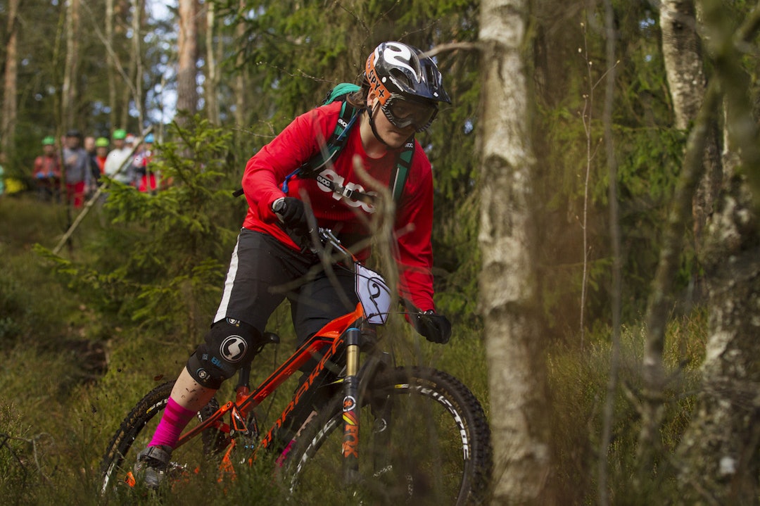 Vera Leivsdottir er fullt fokusert på oppgavene i Telemark Enduro 2016. Foto: Kristoffer Kippernes Vera Leivsdottir - Telemark Enduro 2016 - Kristoffer Kippernes