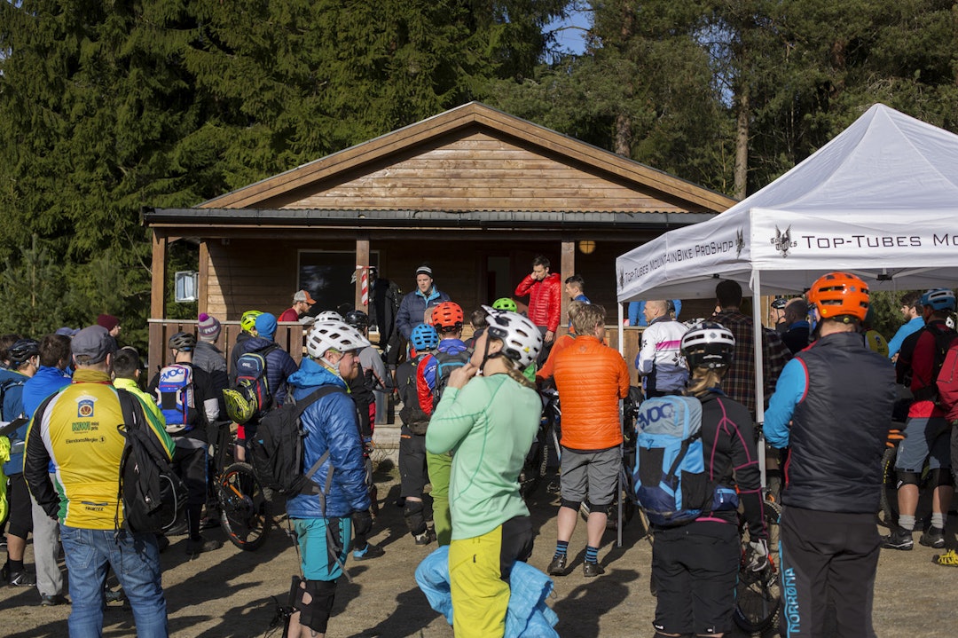 Jovial stemning når det er samling i bånn. I 2017 legger arrangøren opp til mer trøkk rundt det sosiale. Foto: Kristoffer Kippernes Jovialt - Telemark Enduro 2016 - Kristoffer Kippernes
