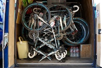NEDPAKKING: Sykler og annet utstyr pakkes ned for den lange turen til neste startby.