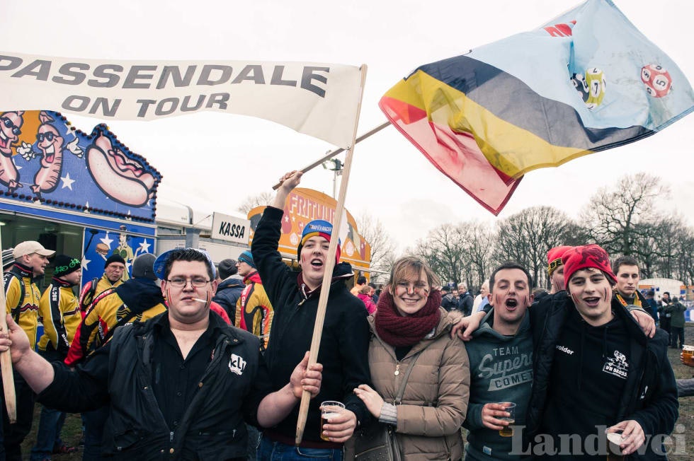 INGEN RITT - INGEN POMMES FRITES: Belgiske fans sverger til pommes frites med majones når de er på ritt. Foto: Henrik Alpers. belgiske sykkelfans