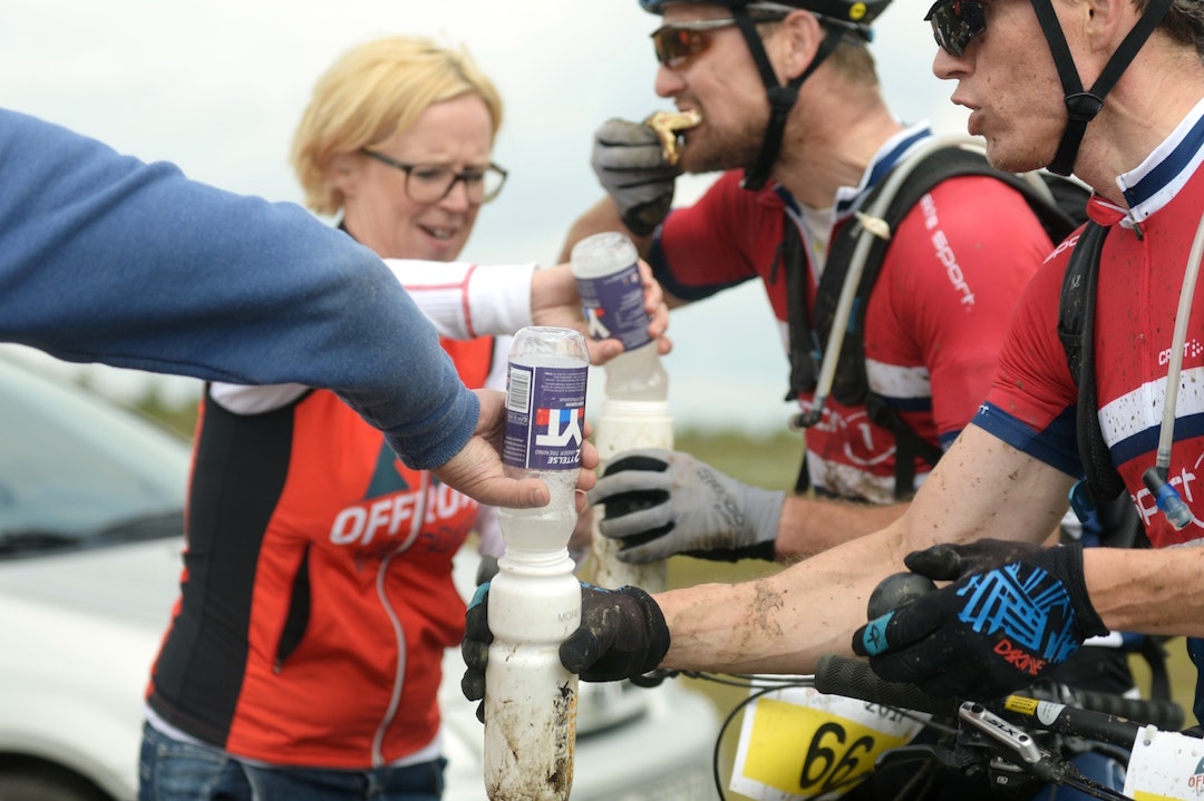 Mat må dem ha - og det skal de få. Lappestasjonen på fjellet var populær i 2016 og videreføres i 2017. Foto: Kent Murdoch lappestasjon - Kent Murdoch