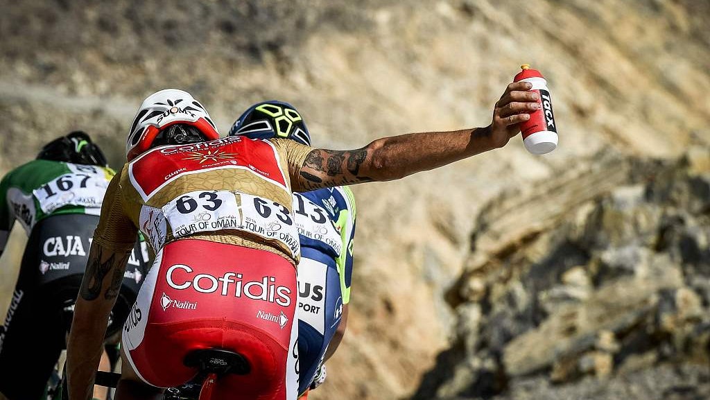 syklister får bot for å kaste flasker