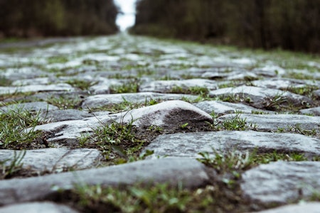 RISIKABELT: Sjansen er stor for både punkteringer og velt i Paris-Roubaix. Foto: Henrik Alpers