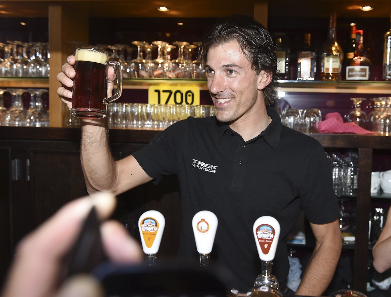 ØLHUND: Fabian Cancellara hjelper seg selv bak bardisken på Flandernmuseet i Oudenarde. Foto: Cor Vos ØLHUND: Fabian Cancellara hjelper seg selv bak bardisken på Flandernmuseet i Oudenarde. Foto: Cor Vos