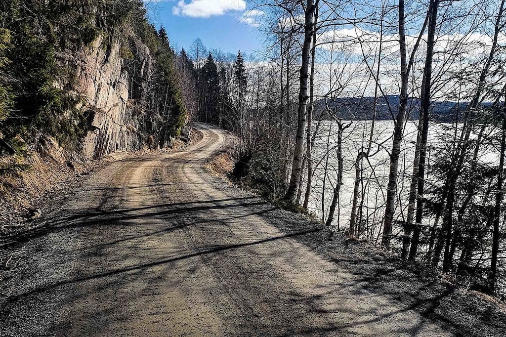 TØRT OG FINT: Mange av veiene i Nordmarka er tørre og fine å sykle på, men noen steder ligger det fortsatt en meter med snø. Foto: Torkel Thorsen. sykling i nordmarka