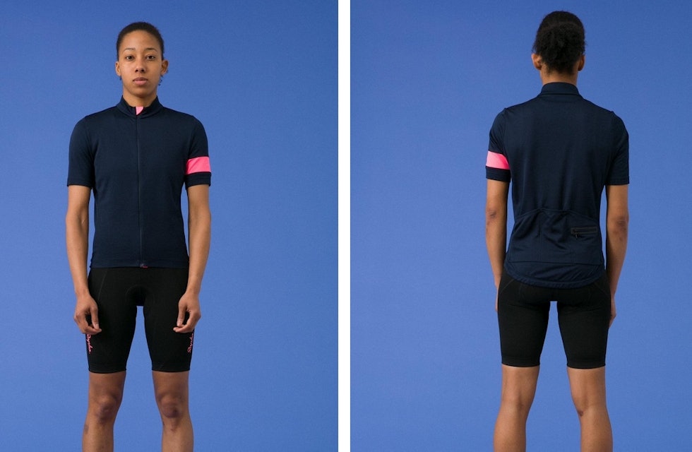 LITT LØSERE: Rapha Core Lightweight Jersey er litt løsere i snittet enn typiske racing-trøyer. Foto: Rapha. Rapha core landevei