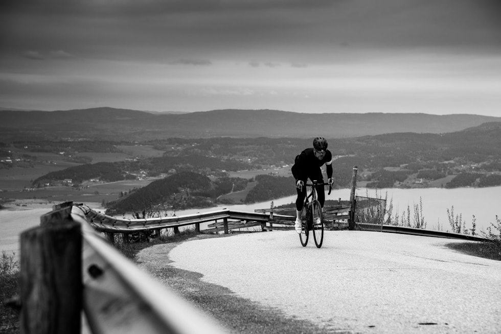 På toppen: Mikael Haakonsen runder toppen like før Kleivstua. På godværsdager ser du til Norefjell og enda litt til. Kleivstua-langtur-Landevei-5