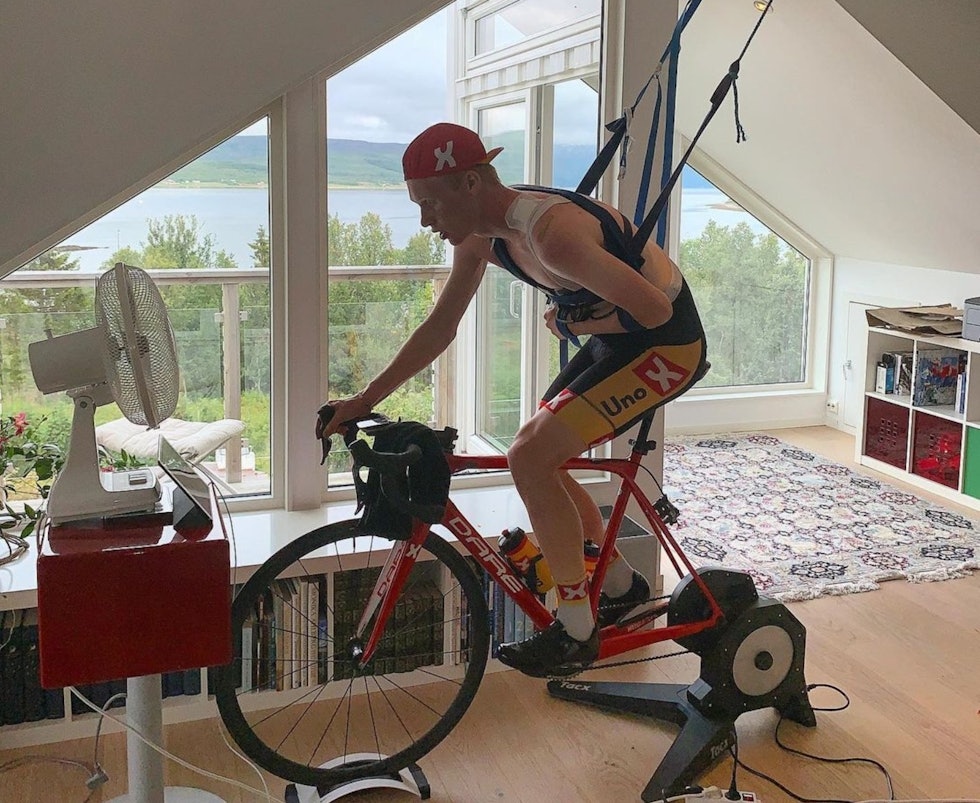 KLASSISK LØSNING: Carl Fredrik Hagen sikter mot en lignende løsning Andreas Leknessund brukte da han trente etter et kragebeinsbrudd. Skjermdump: Andreas Leknessunds instagramkonto. Leknessund-rulle
