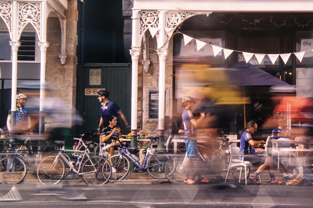 PAUSE: Mange deltagere tar en tidlig lunsj i Simon's Town, på den sydlige delen av ruta. PAUSE: Mange deltagere tar en tidlig lunsj i Simon's Town, på den sydlige delen av ruta.