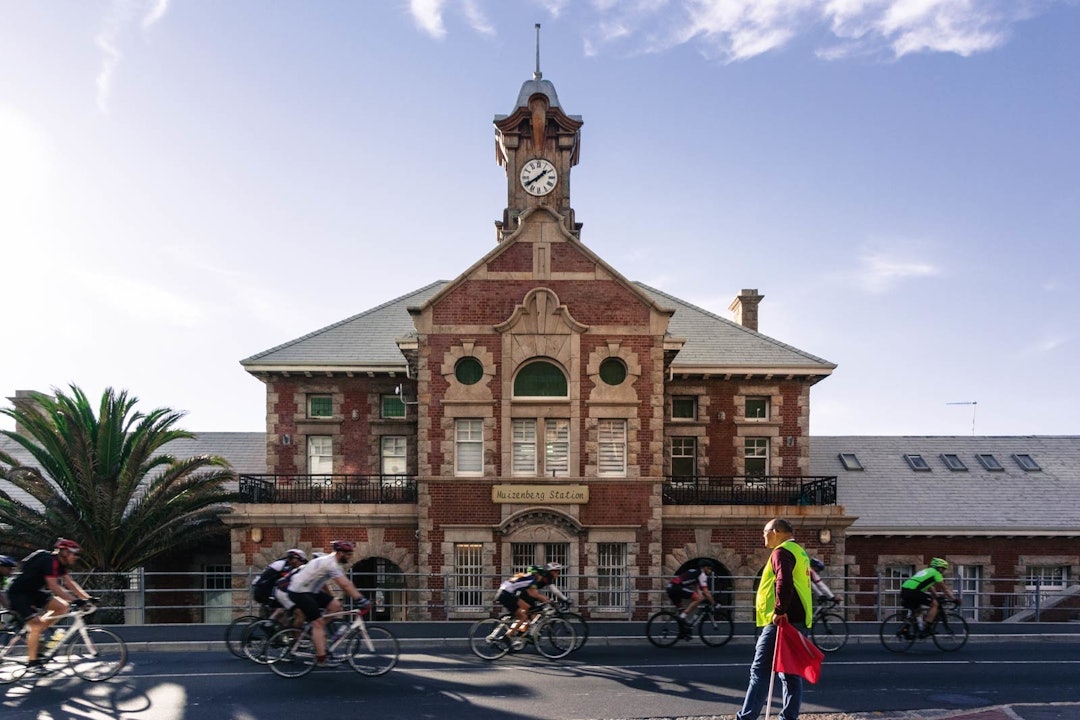 Surf's up: Togstasjonen i Muizenberg er kjent for sin arkitektur. Muizenberg er en populær surfedestinasjon, og med unntak av når haiene kommer er det surfere på stranden bak bygget fra morgen til kveld. Surf's up: Togstasjonen i Muizenberg er kjent for sin arkitektur. Muizenberg er en populær surfedestinasjon, og med unntak av når haiene kommer er det surfere på stranden bak bygget fra morgen til kveld.