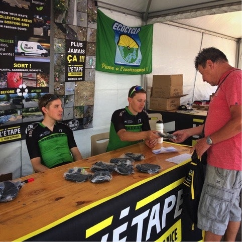 Jon og jeg satt på stand for å dele ut søppelbager alle deltakere. Foto: Green Cycling Norway Jon og jeg satt på stand for å dele ut søppelbager alle deltakere. Foto: Green Cycling Norway